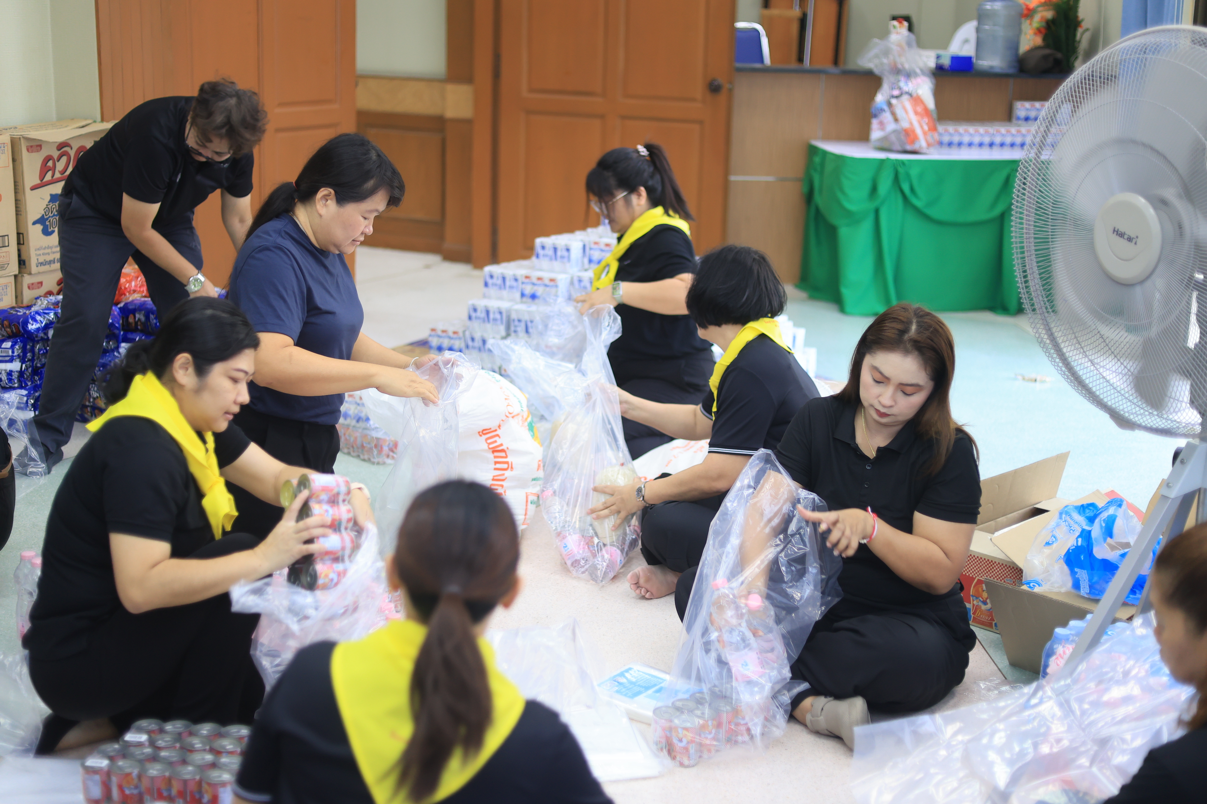 title - ส.ป.ก. ระดมจิตอาสาเตรียมถุงยังชีพ ส่งต่อความห่วงใยจาก รมช.เกษตรฯ ถึงมือผู้ประสบอุทกภัย